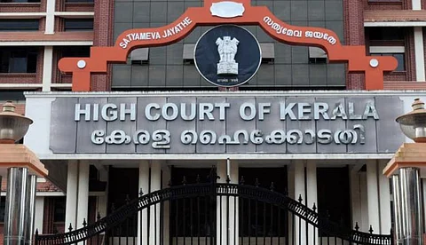 മുദ്രവെച്ച കവർ പരിഗണിച്ചുള്ള വിധി
മീഡിയവണിനെ അറിയിക്കാതെ; സുപ്രീം കോടതിയിൽ ചോദ്യം ചെയ്യുമെന്ന് അഭിഭാഷകൻ