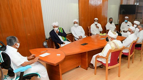 വഖഫില് കുടുങ്ങി സമസ്ത; രാഷ്ട്രീയ നേട്ടമാക്കാന് ലീഗ്; മുഖ്യമന്ത്രിയുടെ യോഗം നിര്ണായകം