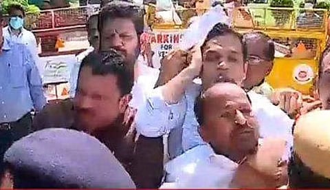 കെ-റെയില് പ്രതിഷേധം; കേരളത്തില് നിന്നുള്ള എം.പിമാരെ മര്ദ്ദിച്ച് ഡല്ഹി പൊലീസ്