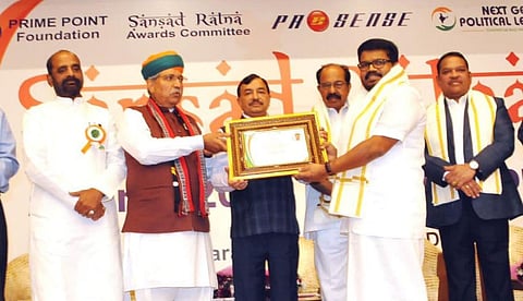 സന്സദ് രത്ന പുരസ്കാരം ഏറ്റുവാങ്ങി കെ കെ രാഗേഷ്