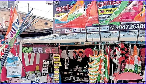 ഗതാഗത തടസമുണ്ടാക്കാതെ കൊടി തോരണങ്ങള് കെട്ടാം, പ്രചരണത്തിനുള്ള അവസരം നിഷേധിക്കരുതെന്ന് സര്വ്വകക്ഷി യോഗം