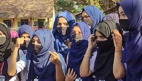 ഹിജാബ് നിരോധനം ശരിവെച്ച് കര്ണാടക ഹൈക്കോടതി; ഹര്ജികള് തള്ളി