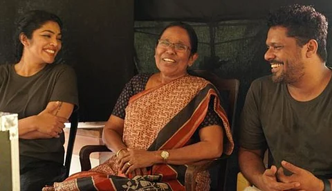 ആഷിക് അബുവിന്റെ 'നീലവെളിച്ചം' ലൊക്കേഷനിൽ ശൈലജ ടീച്ചർ