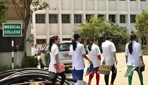 'ക്ലാസില്ലാതെ എങ്ങനെ എംബിബിഎസ് പരീക്ഷ എഴുതും; വിദ്യാര്ഥികള് ബഹിഷ്കരിച്ചിട്ടും യൂണിവേഴ്സിറ്റി പരീക്ഷ തുടരുന്നതെന്തിന്' ?