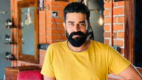 വിജയ് ബാബുവിനെ പിടികൂടാന് ഇന്റര്പോള് സഹായം തേടാന് അന്വേഷണ സംഘം; ബ്ലൂകോര്ണര് നോട്ടീസിറക്കാന് നീക്കം