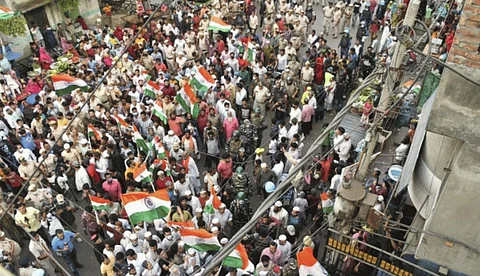 ജഹാംഗീര്പുരിയില് അണിനിരന്ന് ഹിന്ദുക്കളും മുസ്ലിങ്ങളും; ത്രിവര്ണ പതാക ഉയര്ത്തി സമാധാന യാത്ര