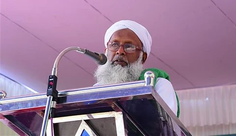 പെണ്കുട്ടികളെ പൊതുവേദിയില് നിന്ന് ഒഴിവാക്കുന്നതിന് ഗുണങ്ങളുണ്ട്, സ്ത്രീകള് മറയ്ക്ക് അപ്പുറത്ത് സന്തോഷിക്കും : അബ്ദുള്ള മുസ്ലിയാര്