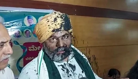 കറുത്ത മഷിയൊഴിച്ചു, മൈക്ക് കൊണ്ട് അടിച്ചു; കര്ഷക നേതാവ് രാകേഷ് ടിക്കായത്തിന് നേരെ ആക്രമണം