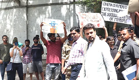 'വിദ്വേഷ പ്രസംഗം വിദ്യാര്ത്ഥികളെ ബാധിച്ചു'; അനുരാഗ് ഠാക്കൂറിനെതിരെ പൂനെ ഫിലിം ഇന്സ്റ്റിറ്റ്യൂട്ടില് പ്രതിഷേധം
