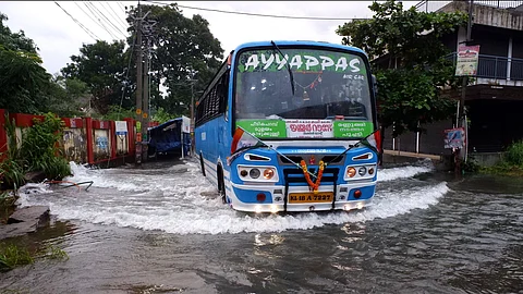 കൊച്ചിയില് താഴ്ന്ന പ്രദേശങ്ങള് വെള്ളത്തിനടിയില്, സംസ്ഥാനത്ത് കനത്ത മഴ; ജാഗ്രത