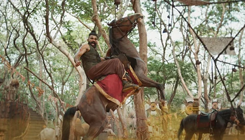'അടിയന് ദേഹത്ത് തൊട്ട് അശുദ്ധമാക്കിയെങ്കില് പുണ്യാഹം കഴിച്ചേക്ക്'; പത്തൊന്പതാം നൂറ്റാണ്ട് ട്രെയ്ലര്