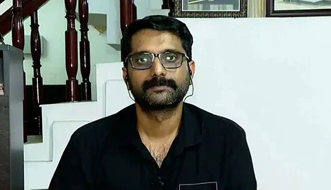 സരിത്തിന്റെ ഫോണ് ഫോറന്സിക് പരിശോധനയ്ക്ക് അയക്കാന് വിജിലന്സ്, ഈ ഫോണല്ലെന്ന് സരിത്