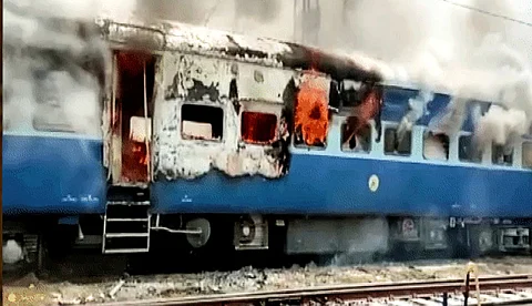 കേന്ദ്രത്തിനെതിരായ അഗ്നിപഥ് പ്രതിഷേധം രൂക്ഷമാകുന്നു; ട്രെയിന് കത്തിച്ച് ഉദ്യോഗാര്ത്ഥികള്