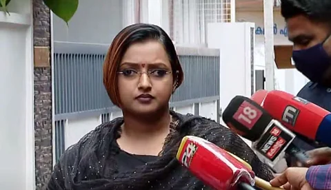 'സര്ക്കാരിനോട് ഏറ്റുമുട്ടാന് കെല്പ്പില്ല', സ്വപ്ന സുരേഷിനെ പിരിച്ചുവിട്ടെന്ന് എച്ച്.ആര്.ഡി.എസ്