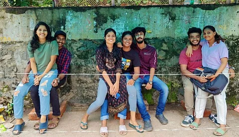 'മടിയില് ഇരിക്കാമല്ലോ അല്ലേ', ആണും പെണ്ണും ഒരുമിച്ച് ഇരിക്കാതിരിക്കാന് സീറ്റ് വെട്ടിപ്പൊളിച്ചു; പ്രതിഷേധിച്ച് വിദ്യാര്ത്ഥികള്