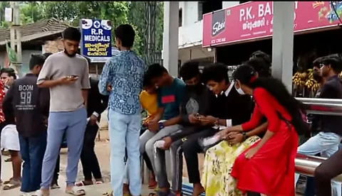 പാലക്കാട് ബസ് സ്റ്റോപ്പില് വിദ്യാര്ത്ഥികള്ക്ക് നേരെ സദാചാര ആക്രമണം; ആണ്കുട്ടികളും പെണ്കുട്ടികളും ഇടകലര്ന്ന് ഇരുന്ന് പ്രതിഷേധം