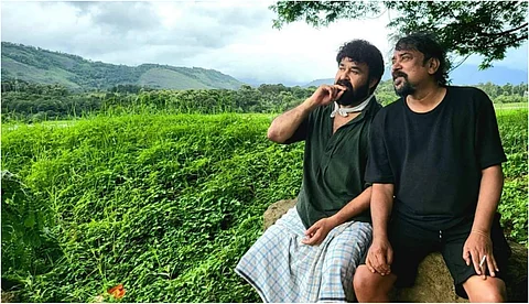 പ്രിയന്റെ ബാപ്പൂട്ടിയായി മോഹന്ലാല്, ലൊക്കേഷന് ചിത്രം പങ്കുവെച്ച് സന്തോഷ് ശിവന്
