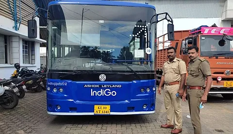 ഇൻഡിഗോ എയർലൈൻസിന്റെ ബസ് നികുതിയടച്ചില്ല; കസ്റ്റഡിയിൽ എടുത്ത് മോട്ടോർ വാഹന വകുപ്പ്