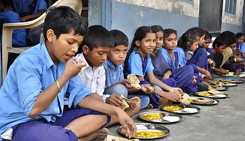 സ്കൂള് ഉച്ചഭക്ഷണത്തില് മുട്ടയും മാംസവും ഒഴിവാക്കണമെന്ന് കര്ണാടക; എന്.ഇ.പി റിപ്പോര്ട്ട് അശാസ്ത്രീയമെന്ന് വിദഗ്ധ
