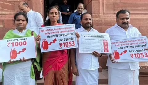 പാര്ലമെന്റില് പ്ലക്കാര്ഡുയര്ത്തി പ്രതിഷേധിച്ചു; രമ്യ ഹരിദാസ് ഉള്പ്പെടെ നാല് എം.പിമാരെ സസ്പെന്ഡ് ചെയ്തു