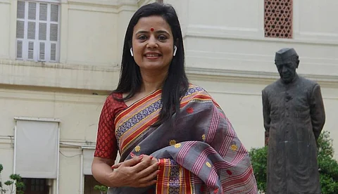 കാളി പരാമര്ശത്തെ അപലപിച്ച് പ്രസ്താവന; തൃണമൂലിന്റെയും മമത ബാനര്ജിയുടെയും ട്വിറ്റര് അണ്ഫോളോ ചെയ്ത് മഹുവ