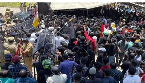 വിഴിഞ്ഞത്ത് പ്രതിഷേധം ശക്തം; അദാനി ഗ്രൂപ്പിന്റെ ഓഫീസില് കൊടിനാട്ടി സമരക്കാര്