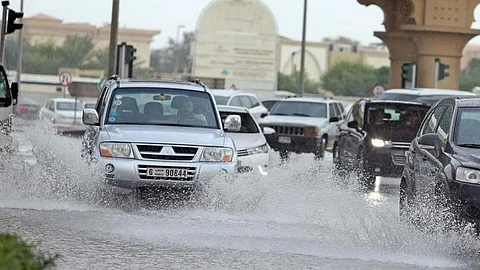 ദുബായിലും മറ്റ് എമിറേറ്റുകളിലും ശക്തമായ മഴ, റെഡ് അലർട്ട് നല്കി കാലാവസ്ഥ നിരീക്ഷണകേന്ദ്രം