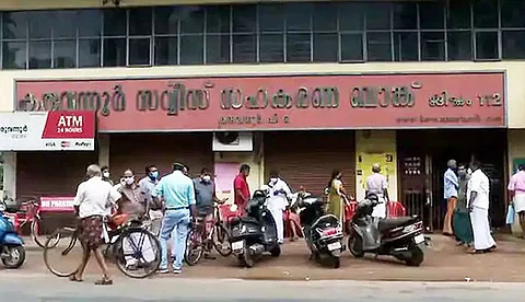 കരുവന്നൂര് ബാങ്കില് നിക്ഷേപകര്ക്ക് പണം നല്കുന്നത് നിര്ത്തിവെക്കണം, ഹൈക്കോടതി ഇടക്കാല ഉത്തരവ്