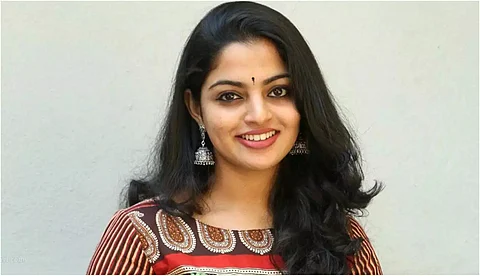 ഞാന് ബീഫും കഴിക്കും പോര്ക്കും കഴിക്കും, എവിടെയും പറയാന് മടിയില്ല; നിഖില വിമല്
