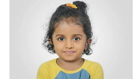 നൊമ്പരമായി അച്ഛനൊപ്പം സ്കൂളിലേക്ക് പോകുന്ന ദൃശ്യങ്ങള്, കുഞ്ഞുമിന്സയ്ക്ക്  അന്ത്യാജ്ഞലി