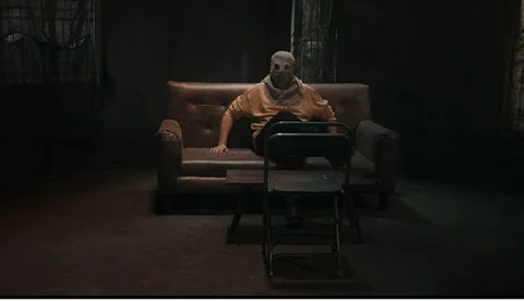 അയാളിവിടെ വെറുതെ വന്നേക്കുന്നതല്ല; നായകനോ വില്ലനോ ലൂക്ക് ആന്റണി; പിടികൊടുക്കാതെ റൊഷാക്ക് ട്രെയ്ലര്