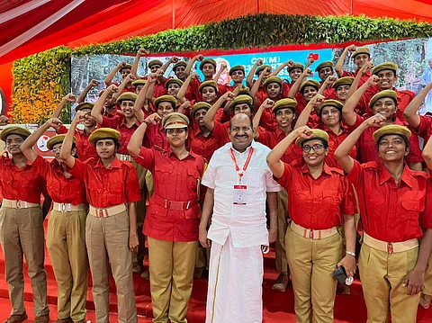 ഏത് പ്രശ്നവും ഒരു പുഞ്ചിരിയുടെ ഉത്തോലകം കൊണ്ട് സമീകരിച്ച സഖാവ്