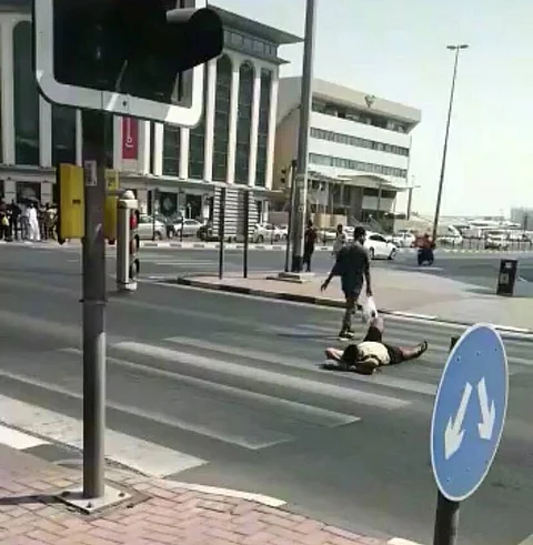 തലയിണയുമായി റോഡിന് കുറുകെ കിടന്ന യുവാവിനെ അറസ്റ്റ് ചെയ്ത് ദുബായ് പോലീസ്