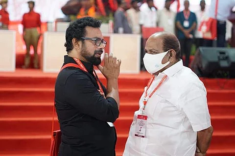 തോളത്ത് കൈയിട്ടു നടക്കുന്ന കോടിയേരി