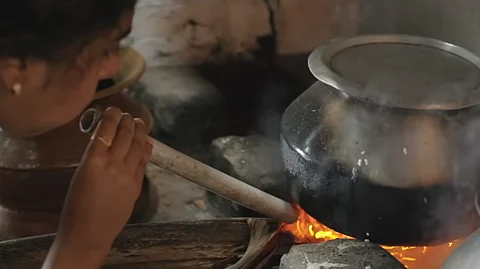'വീട്ടുവേല ചെയ്യാൻ പുരുഷനെ വേണം. ശമ്പളമില്ല, താലി ഫ്രീ.. ന്തേ?' വീട്ടുജോലിയും സ്ത്രീകളും തമ്മിൽ എന്താണ് ബന്ധം?