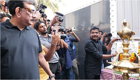 ആദ്യ ക്ലാപ്പ് അടിച്ച് ആന്റണി പെരുമ്പാവൂര്; മരക്കാറിന് ശേഷം പ്രിയദര്ശന് ചിത്രം കൊറോണ പേപ്പേഴ്സ്