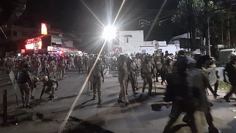 വിഴിഞ്ഞത്തേത് കലാപശ്രമമെന്ന് സിപിഎം, അക്രമത്തിന് പിന്നില് ബാഹ്യശക്തികളെന്ന് സമരസമിതി; കനത്ത പൊലീസ് കാവല്