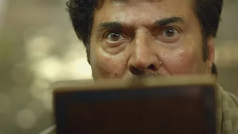 'ഇതുവഴി പലരും പോയിട്ടുണ്ട്, ചിലര് ചത്തും പോയിട്ടുണ്ട്'; 'നന്പകല് നേരത്ത് മയക്കത്തി'ന്റെ ട്രെയ്ലറെത്തി