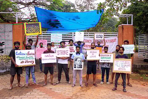 സമരം പൊളിക്കാനുറച്ച് സർക്കാർ, ഹോസ്റ്റലുകൾ ഒഴിപ്പിക്കുന്നത് വിദ്യാർത്ഥികളെ സമ്മർദ്ദത്തിലാക്കാൻ
