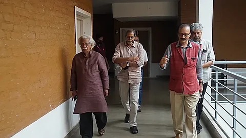 'സമരം ചെയ്യുന്ന കുട്ടികളെ ഭയക്കുന്ന പീറ ഭരണകൂടമാണോ നമ്മുടേത് ?', കെ.ആർ നാരായണൻ ഇൻസ്റ്റിറ്റ്യൂട്ടിൽ ഇടതുപക്ഷം ജാതിവെറിയൻമാർക്കൊപ്പമാണോ?