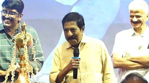 'സംഭാഷണം പറഞ്ഞുതുടങ്ങിയിട്ടുണ്ട്, അടുത്ത ചിത്രത്തില് അഭിനയിക്കാം'; വേദിയില് ചിരിപടര്ത്തി ഫാസിലിന് ശ്രീനിവാസന്റെ ഓഫര്