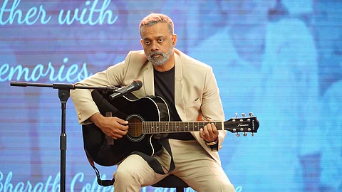 ഗിറ്റാറില് ഈണമിട്ട് ഗൗതം മേനോന്; തമിഴ് മെലഡി ഗാനവുമായി 'അനുരാഗം' ടീം