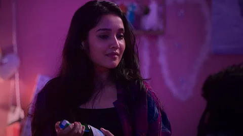 കൊറിയൻ സോജു അടിച്ച് അനിഖ, കെ ഡ്രാമ റഫറൻസുകളുമായി 'ഓ മൈ ഡാർലിംഗ്' ടീസർ