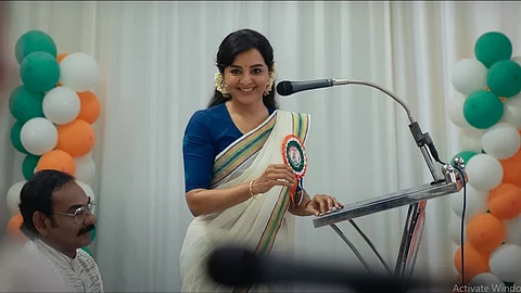 ചക്കരക്കുടത്തിന്റെ പൊളിറ്റിക്സുമായി മഞ്ജുവും സൗബിനും, 'വെള്ളരിപ്പട്ടണം' നാളെ തിയ്യേറ്ററുകളില്