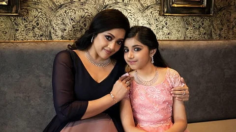 'എന്റെ മുന്നില് ഇരുന്ന് പോലും അമ്മ കരയാറുണ്ടായിരുന്നു';, മീനയുടെ പേരില് വ്യാജവാര്ത്തകള് പ്രചരിപ്പിച്ചവര്ക്കെതിരെ മകള് നൈനിക