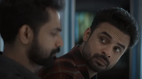 'പണ്ട് മഴ കാണുമ്പോ മനസ്സിനൊരു കുളിരായിരുന്നു ഇപ്പൊ തീർന്നാൽ മതിയെന്നായി' ; ജൂഡ് ആന്റണി ജോസഫിന്റെ '2018' ട്രെയ്ലര്