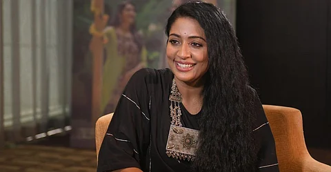 'മുറിച്ചു കളയാന് ഔദ്യോഗികമായി എന്റെ പേരില് ജാതിവാലില്ല'; പേരു മാറ്റുമ്പോള് തനിക്കതില് വോയ്സ് ഇല്ലായിരുന്നുവെന്ന് നവ്യ നായര്