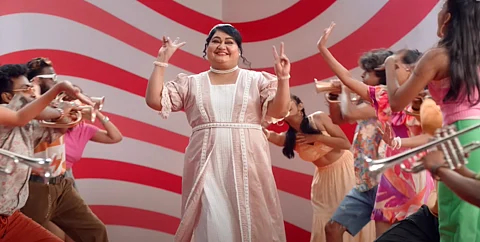 സ്റ്റൈലിഷ് ഫാമിലിയായി ബിന്ദു പണിക്കരും പിള്ളേരും ; മധുരമനോഹര മോഹം പ്രോമോ സോങ്ങ്