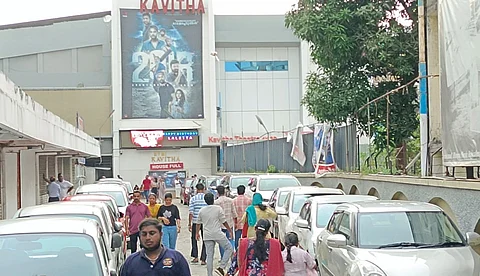 ഒടിടി ഇത്ര വേഗത്തിൽ വേണ്ട, 2018 സിനിമയുടെ ഒ ടി ടി റിലീസിനെതിരെ തിയറ്റർ സംഘടനകൾ