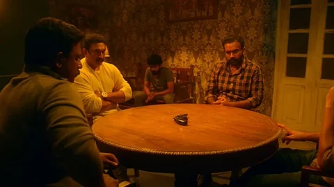 'ഒരു പാർട്ണർഷിപ്പ് ബിസിനസ് തുടങ്ങിയാൽ തീരാവുന്ന സൗഹൃദമേ ഈ ലോകത്തുള്ളൂ'; ത്രില്ലടിപ്പിച്ച് 'നല്ല നിലാവുള്ള രാത്രി' ടീസർ; ജൂൺ 30ന്